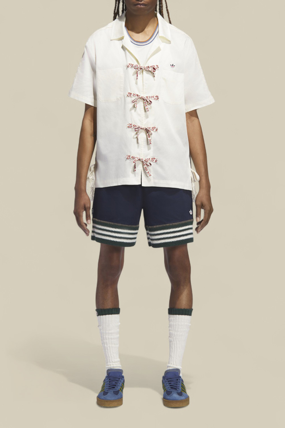 תמונת כל הלוק של אדידס X קלוט חולצת באולינג